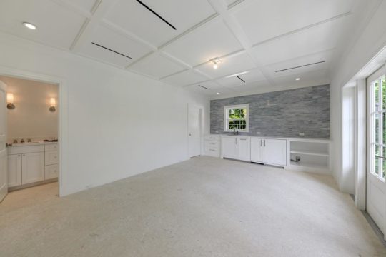 Sandpiper room with bath and bar
